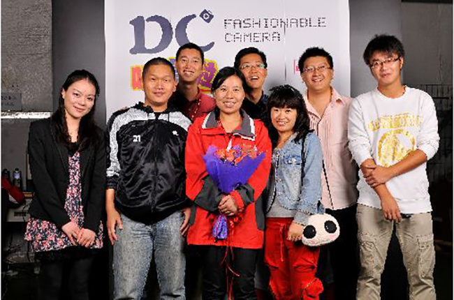 老客戶(hù)NEC為表謝意獻(xiàn)花，神碼十周年背景合影意深遠(yuǎn)